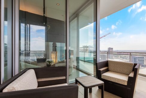 2900-mckinnon-st-dallas-balcony-5