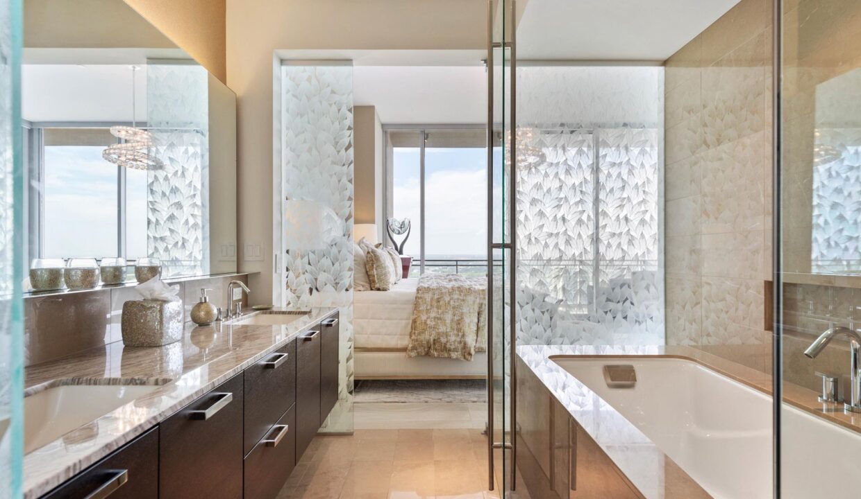 2900-mckinnon-st-dallas-bathroom-4