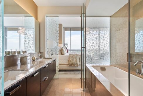 2900-mckinnon-st-dallas-bathroom-4