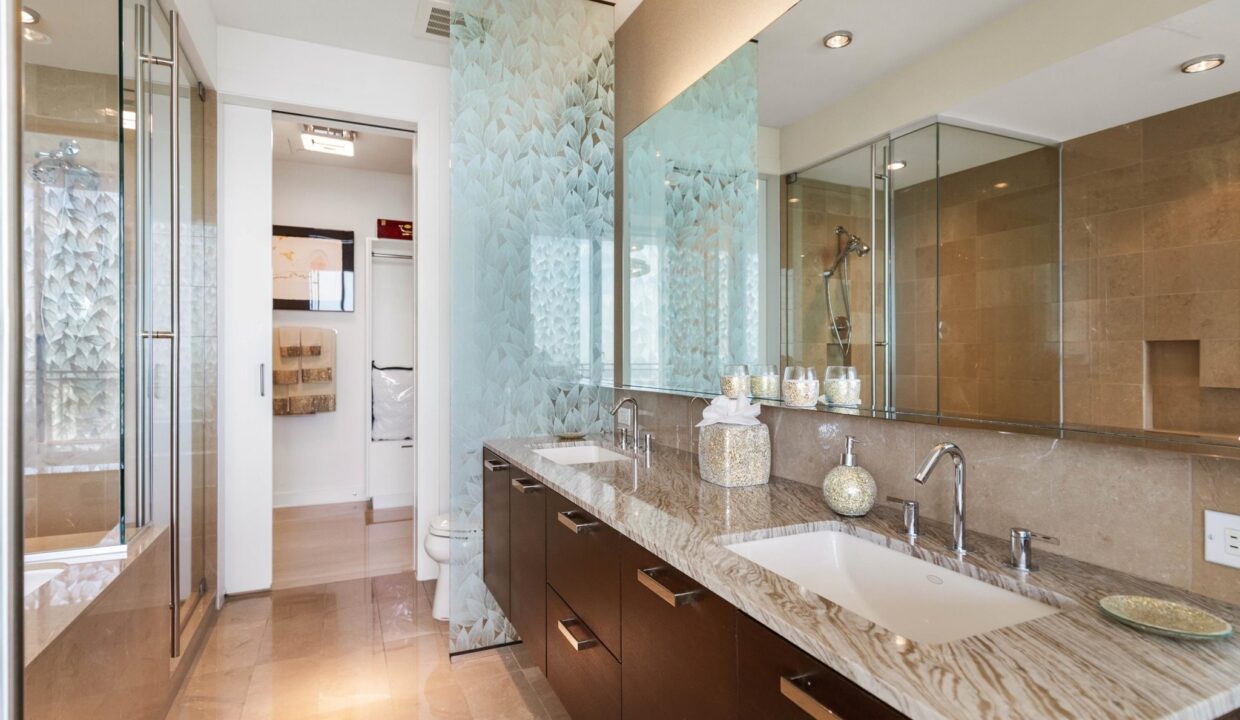 2900-mckinnon-st-dallas-bathroom-5