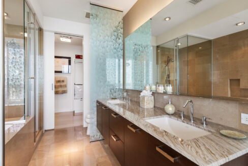 2900-mckinnon-st-dallas-bathroom-5