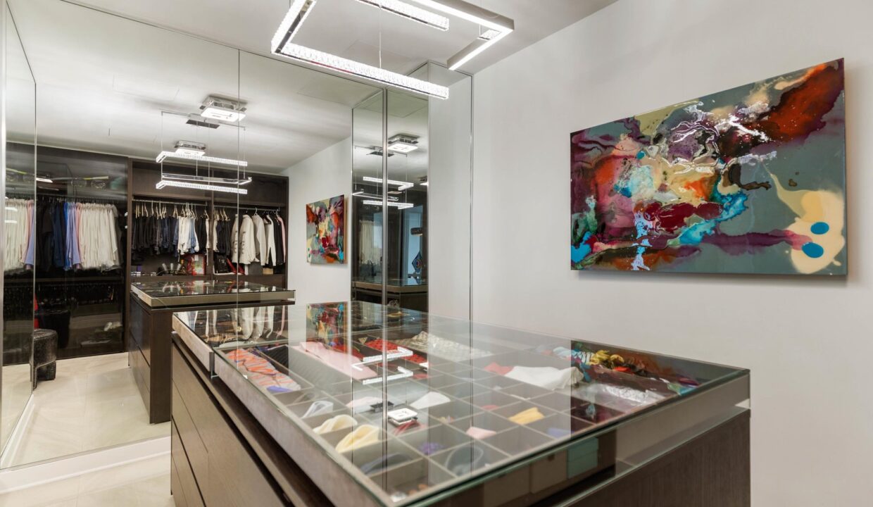 2900-mckinnon-st-dallas-closet