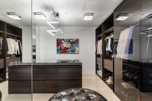 2900-mckinnon-st-dallas-closet-2