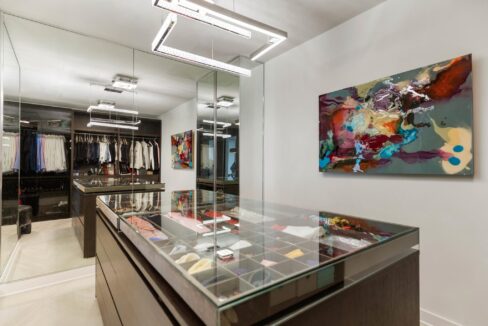 2900-mckinnon-st-dallas-closet