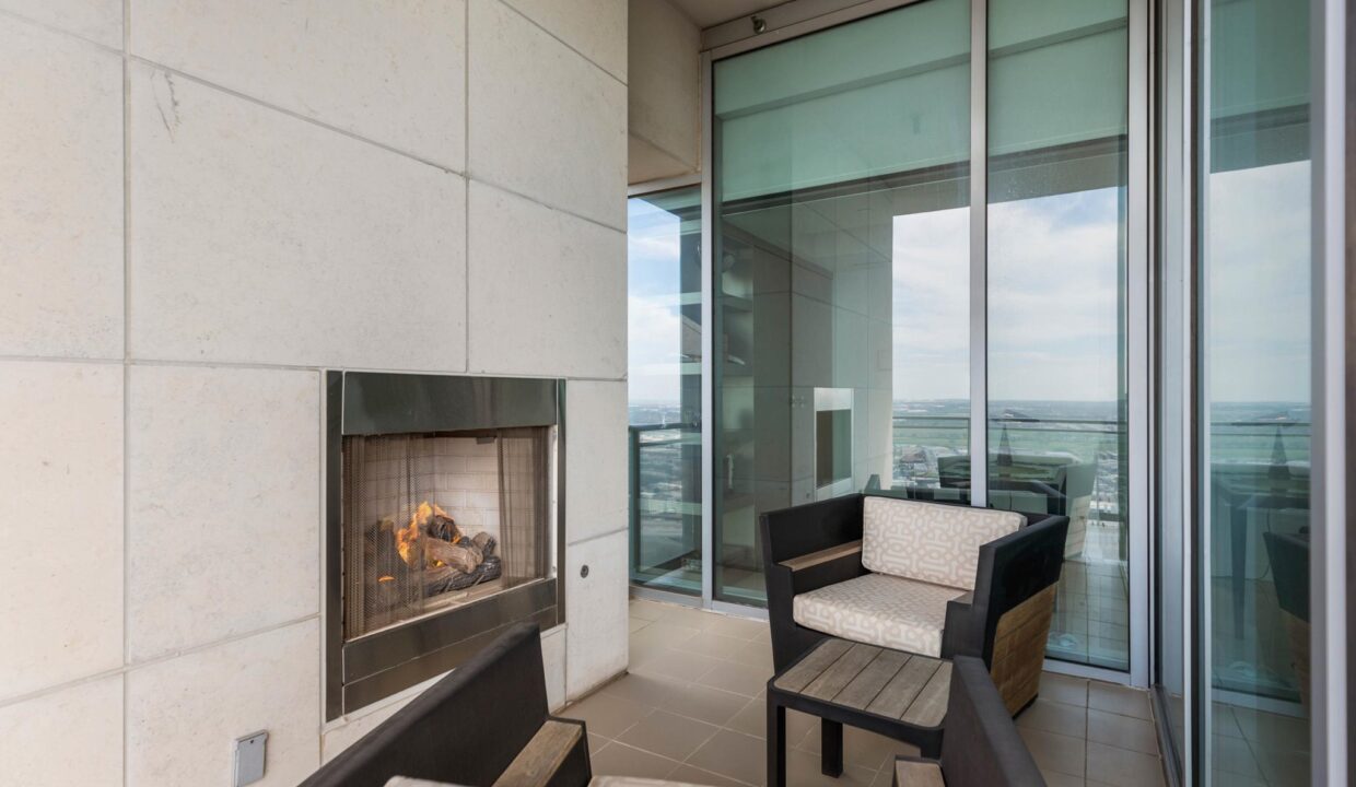 2900-mckinnon-st-dallas-fireplace