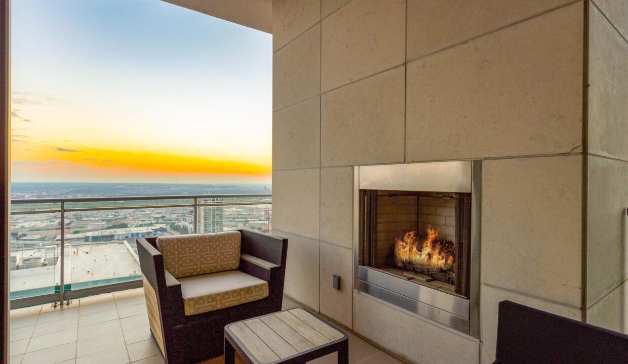 2900-mckinnon-st-dallas-fireplace-2