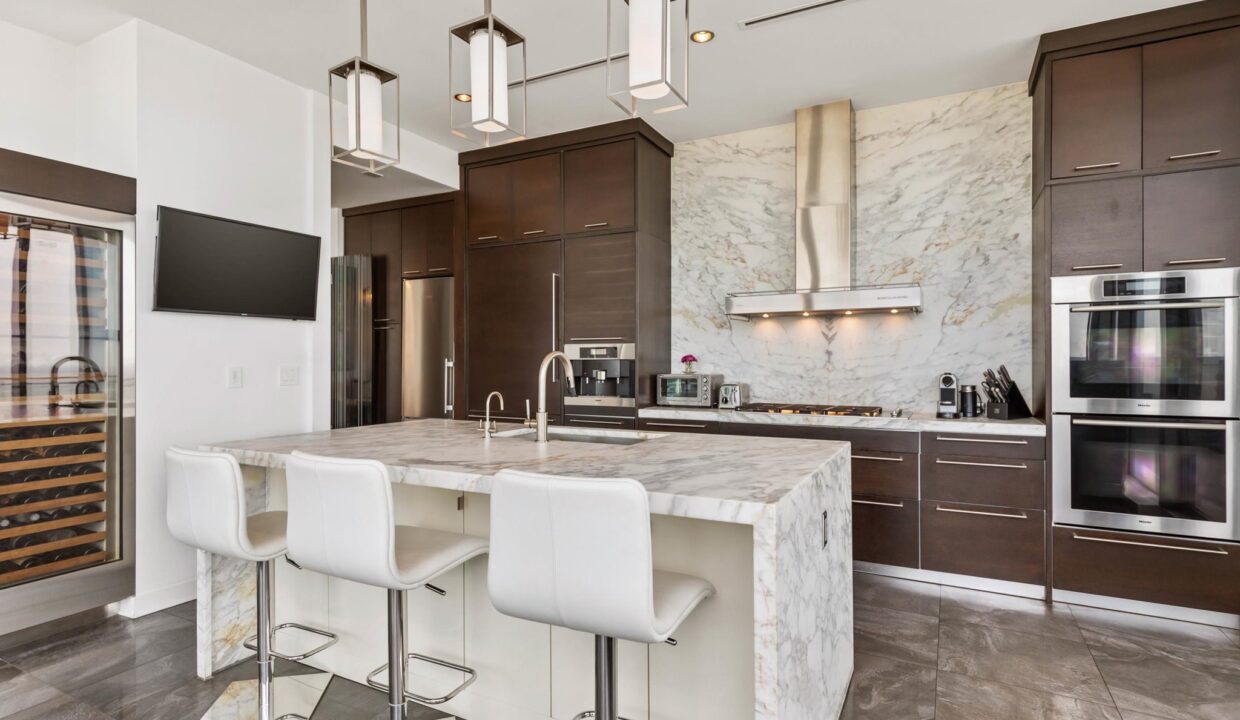 2900-mckinnon-st-dallas-kitchen