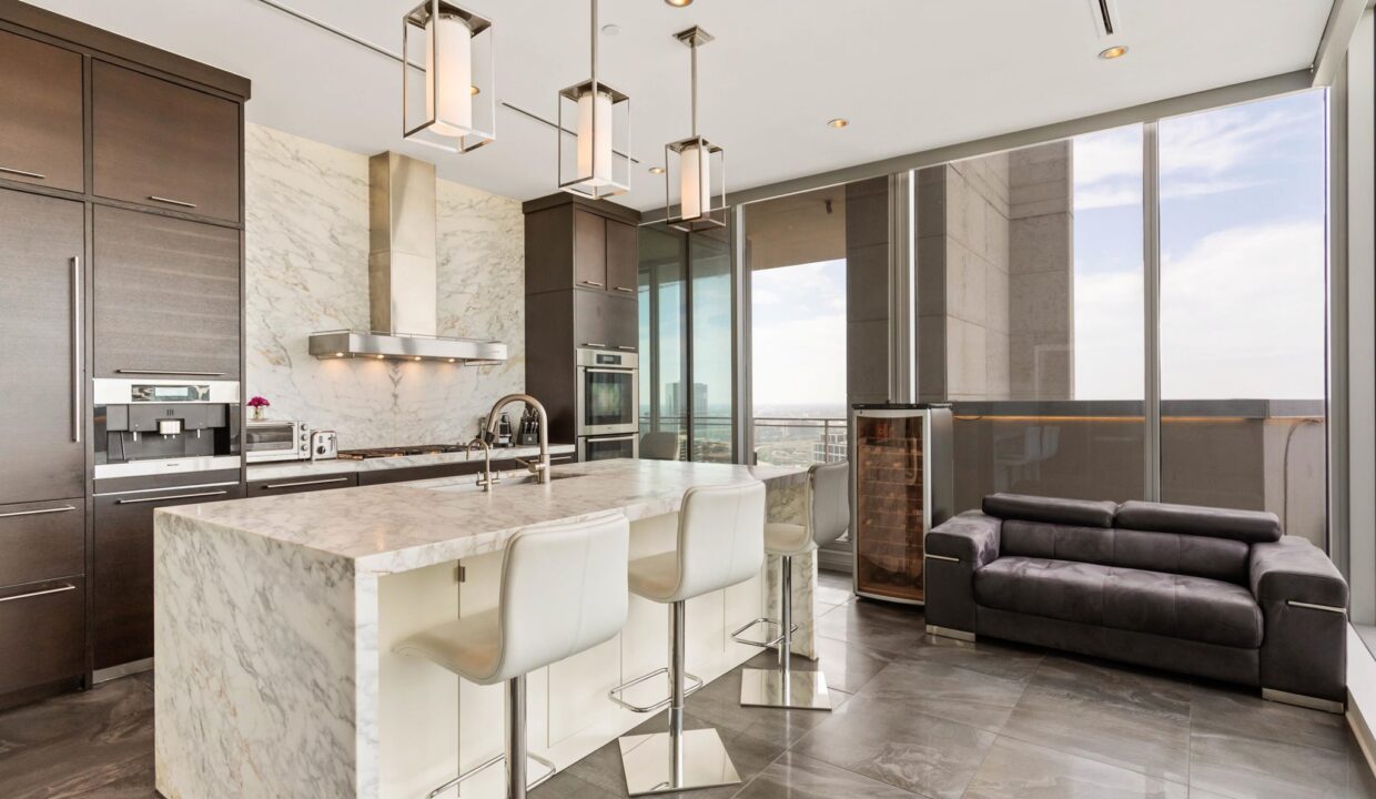 2900-mckinnon-st-dallas-kitchen-3