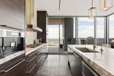 2900-mckinnon-st-dallas-kitchen-4