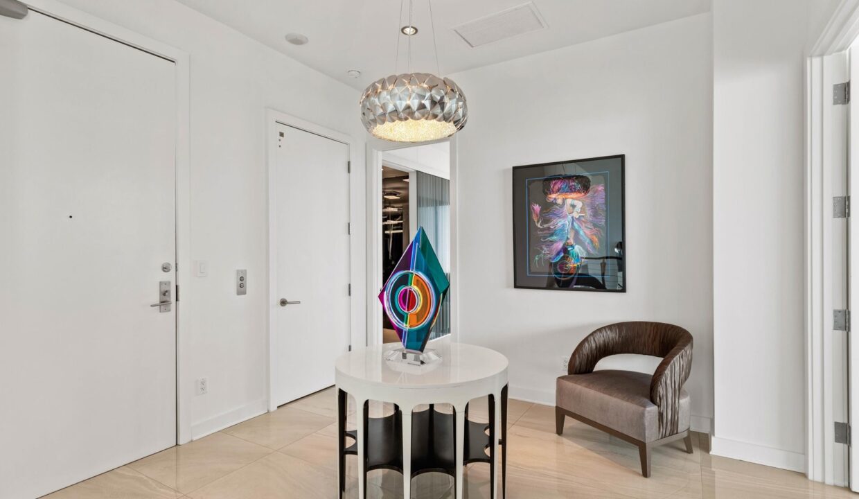 2900-mckinnon-st-dallas-sitting-room