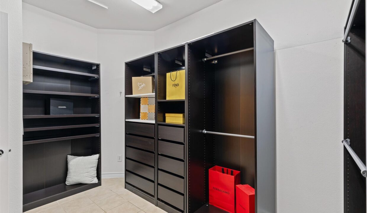 31-15759-seabolt-44-addison-tx-closet