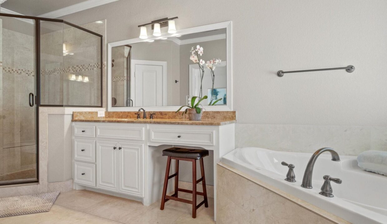 35-6346 -velasco-avenue-dallas-tx-bathroom