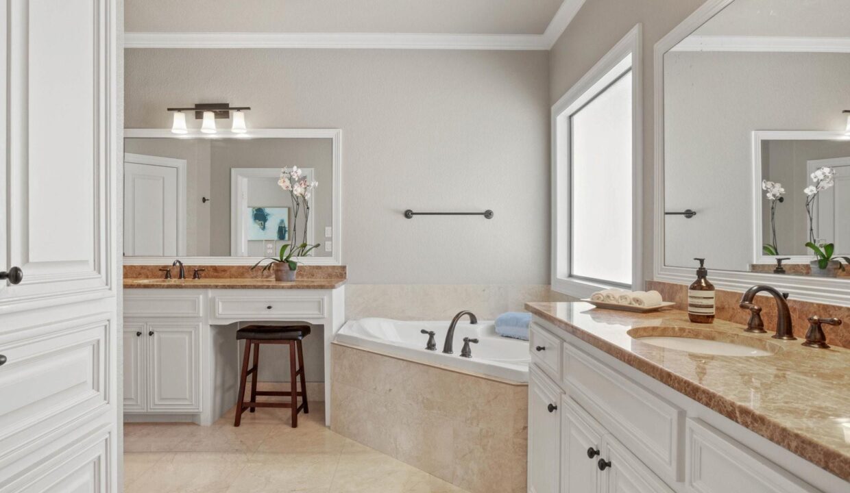 36-6346 -velasco-avenue-dallas-tx-bathroom