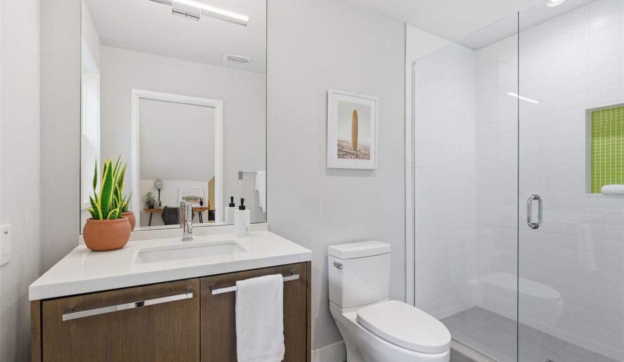 36-6911-pasadena-ave-dallas-tx-bathroom