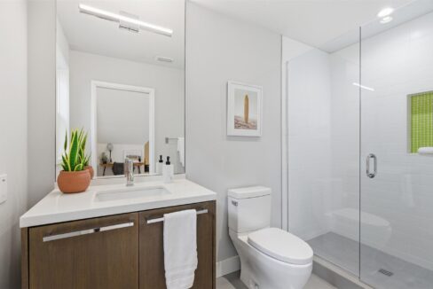 36-6911-pasadena-ave-dallas-tx-bathroom